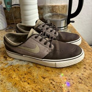 Nike Brown and Tan janoski size 8.5